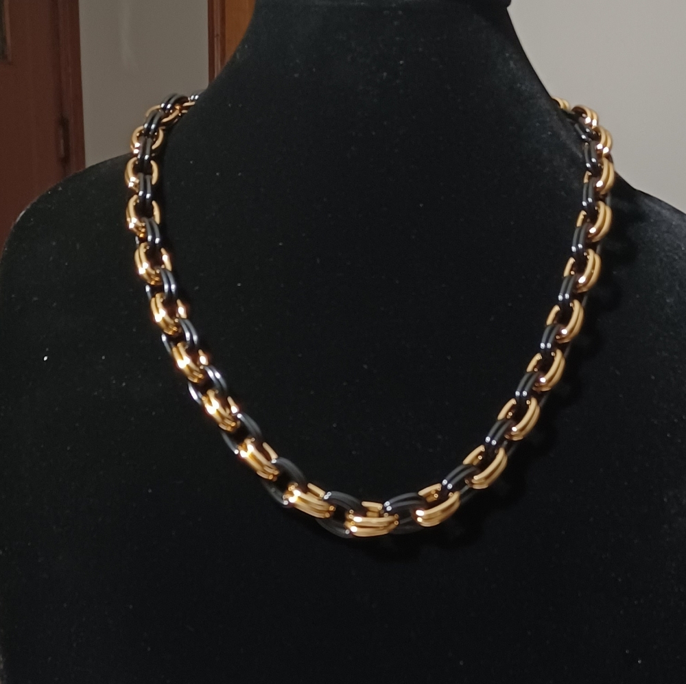 AVON VINTAGE BLACK AND GOLD TONE NECKLACE